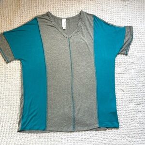 HONEYME Women’s Gray and Teal V-Neck Top Size Large